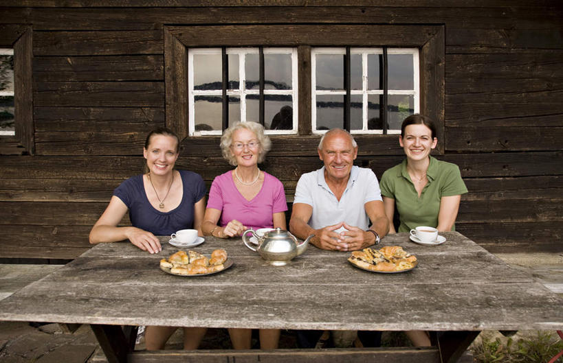 点心,西方人,四个人,家庭,夫妻,母亲,父亲,女儿,家,坐,笑,微笑,露齿笑,横图,室外,白天,正面,爱情,桌面,桌子,杯子,餐具,欧洲,欧洲人,一排,握,服装,整齐,木制,瓷器,碟子,壶,盘,房屋,屋子,公寓,食品,甜点,甜品,咖啡杯,陶瓷制品,浪漫,拿,拿着,注视,休闲装,洋房,楼房,住宅,水壶,食物,糕点,排列,衣服,盘子,茶壶,木制品,容器,碟,甜食,观察,看,休闲,温暖,温馨,父女,母女,一家人,休闲服,恩爱,父爱,母爱,握着,恋人,服饰,观看,和睦,察看,队列,关注,瓷杯,老年男性,老年女性,女人,女性,中年女性,白种人,夫妇,情侣,坐着,半身,彩图,房子,伴侣,融洽