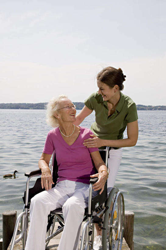 西方人,两个人,家庭,母亲,女儿,病人,站,坐,笑,微笑,竖图,室外,白天,正面,湖,湖泊,水,欧洲,欧洲人,服装,工具,地平线,湖面,水流,水面,云,云朵,辽阔,地面,云彩,扭头,注视,休闲装,衣服,蓝色,白云,蓝天,天空,轮椅,湖水,天,扶,复健,观察,看,站着,转头,休闲,广阔,康复,温暖,温馨,母女,一家人,休闲服,器械,母爱,服饰,晴朗,观看,一望无际,和睦,察看,医疗设备,扶着,关注,延伸,病患,医疗器械,残疾,残疾人,医疗工具,伤残,天地相交,辅助设备,残障,弱势群体,无边无际,一马平川,老年女性,年轻女性,女人,女性,白种人,患者,就医者,晴空,站立,坐着,彩图,全身,融洽