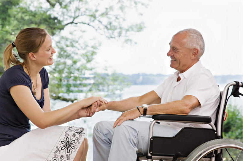 西方人,两个人,家庭,父亲,女儿,病人,坐,蹲,握手,笑,微笑,露齿笑,横图,室内,白天,侧面,湖,湖泊,水,植物,窗户,落地窗,欧洲,欧洲人,服装,时间,工具,时钟,手表,湖面,水流,水面,计时,注视,休闲装,玻璃窗,树,树木,衣服,绿色,自然,轮椅,钟表,湖水,复健,观察,看,休闲,康复,温暖,温馨,父女,一家人,休闲服,器械,表,父爱,服饰,生长,成长,观看,腕表,和睦,察看,医疗设备,关注,病患,医疗器械,残疾,残疾人,医疗工具,伤残,辅助设备,残障,弱势群体,老年男性,男人,男性,女人,女性,中年女性,白种人,患者,就医者,钟,搀手,蹲着,拉手,手拉手,手握手,坐着,半身,彩图,融洽