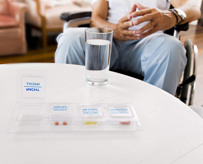 西方人,一个人,客厅,坐,横图,俯视,室内,白天,安全,水,地板,沙发,杯子,欧洲,欧洲人,仅一个男性,仅一个人,服装,时间,工具,时钟,手表,药剂,药丸,液体,塑料,防护,地面,计时,休闲装,饮用水,药片,木地板,玻璃制品,盒子,衣服,轮椅,容器,水杯,塑料制品,药品,钟表,矿泉水,复健,仅一个老年男性,休闲,康复,休闲服,器械,表,治疗,服饰,储藏,保护,腕表,药物,医疗,医疗设备,起居室,储存,医疗器械,保险,预防,医疗工具,布艺沙发,蒸馏水,辅助设备,客堂,平安,老年男性,男人,男性,白种人,玻璃杯,钟,坐着,半身,彩图,高角度拍摄,贮存