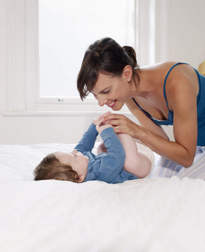 西方人,婴儿,儿童,中年人,两个人,家庭,母亲,躺,握手,笑,微笑,竖图,室内,白天,正面,婴儿服装,纯洁,窗户,床,卧室,吊带,欧洲,欧洲人,服装,墙,双人床,床单,吊带衫,被子,玻璃窗,墙壁,墙面,小孩,衣服,白色,趴着,温暖,温馨,一家人,可爱,母爱,童年,童趣,服饰,活泼,和睦,被单,衣着,穿着,宝宝,童真,纯真,烂漫,无邪,母婴,衣饰,卧着,伶俐,天真,女人,女性,中年女性,白种人,孩子,搀手,拉手,趴,手拉手,手握手,躺着,卧,半身,彩图,婴儿服,睡房,卧房,融洽