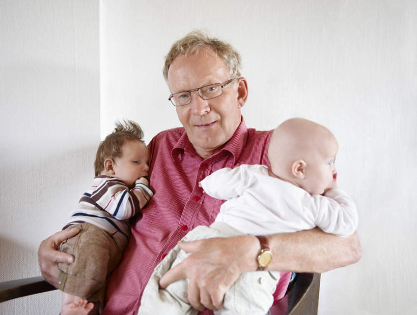 西方人,婴儿,儿童,老年人,三个人,家庭,祖父,站,抱,横图,室内,白天,正面,纯洁,欧洲,欧洲人,服装,眼镜,墙,注视,休闲装,墙壁,墙面,小孩,衣服,白色,观察,看,站着,休闲,温暖,温馨,一家人,休闲服,可爱,服饰,活泼,爷爷,抱着,观看,祖孙,老花镜,和睦,察看,搂着,关注,宝宝,纯真,烂漫,无邪,外公,外祖父,外孙,外孙子,远视眼镜,伶俐,天真,老年男性,男人,男性,白种人,孩子,孙子,搂,搂抱,站立,半身,彩图,融洽