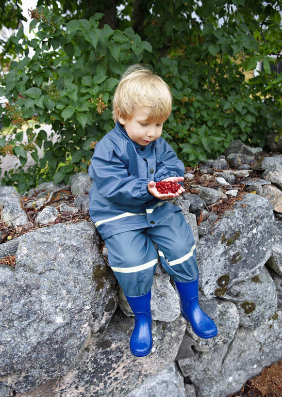 西方人,儿童,一个人,坐,捧,竖图,室外,白天,正面,纯洁,礁石,石头,植物,草莓,浆果,水果,欧洲,欧洲人,仅一个男性,仅一个人,新鲜,石子,生食,食品,果实,注视,树,树木,食物,小孩,绿色,自然,观察,看,仅一个小孩,可爱,童年,童趣,有机食品,绿色食品,生长,成长,观看,保暖,察看,防寒,御寒,关注,雨衣,童真,透气,烂漫,无邪,防水,冲锋服,冲锋衣,防潮,户外用品,天真,男孩,男人,男性,白种人,孩子,礁,石块,岩石,洋莓,水果皇后,红莓,地莓,端,端着,捧着,手捧,坐着,彩图,全身,男生