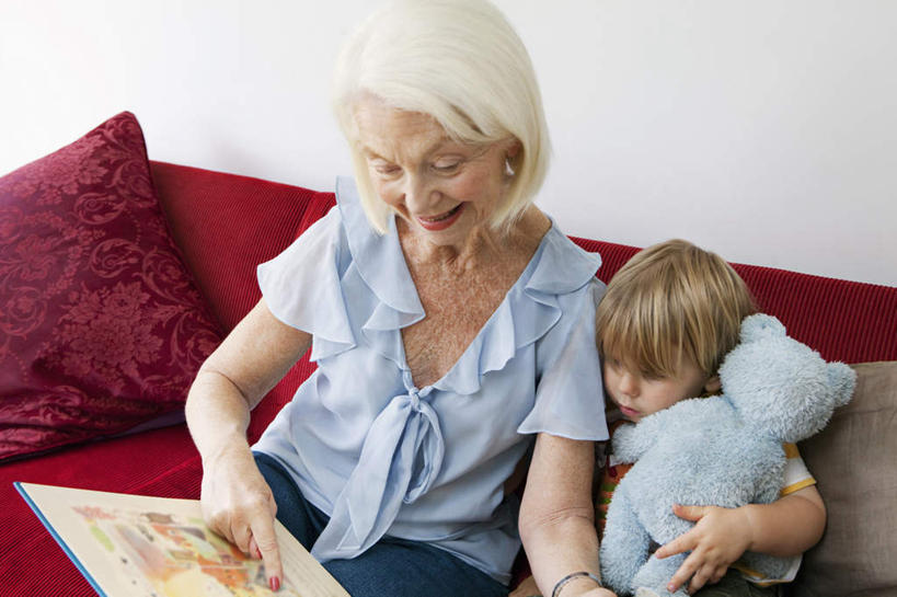 西方人,儿童,老年人,两个人,家庭,祖母,客厅,坐,抱,笑,说,微笑,露齿笑,横图,俯视,室内,白天,讨论,游戏,纯洁,沙发,熊,书籍,玩具,欧洲,欧洲人,一本,指,服装,玩偶,墙,泰迪熊,玩,注视,休闲装,方向,娱乐,墙壁,墙面,一只,小孩,衣服,白色,玩具熊,观察,看,手势,休闲,温暖,温馨,一家人,休闲服,可爱,童年,童趣,益智,服饰,毛绒玩具,奶奶,抱着,观看,祖孙,安慰,和睦,察看,起居室,搂着,指向,食指,发泄,关注,消遣,布艺沙发,童真,烂漫,无邪,外婆,外祖母,外孙,外孙子,宣泄,罗斯福熊,客堂,交流,天真,老年女性,男孩,女人,女性,白种人,孩子,孙子,书,图书,沟通,讲话,交谈,搂,搂抱,商讨,说话,谈话,玩耍,嬉戏,坐着,半身,彩图,高角度拍摄,融洽,男生