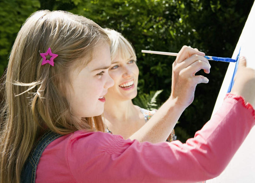 西方人,儿童,中年人,两个人,家庭,母亲,女儿,家,木屋,站,笑,微笑,露齿笑,横图,室外,白天,侧面,纯洁,植物,欧洲,欧洲人,握,服装,装饰,笔,头饰,办公用品,拿,拿着,注视,休闲装,住宅,文具,树,树木,小孩,衣服,绿色,自然,发夹,发饰,画笔,夹子,饰品,学习用品,观察,看,站着,休闲,温暖,温馨,母女,一家人,休闲服,可爱,母爱,童年,童趣,握着,服饰,生长,成长,观看,颜料,华丽,修饰,文具用品,点缀,和睦,察看,关注,童真,烂漫,无邪,配饰,衬托,美观,雅致,雅观,天真,女孩,女人,女性,中年女性,白种人,孩子,画画,站立,半身,彩图,茅舍,茅屋,棚屋,小木屋,小屋,融洽,女生