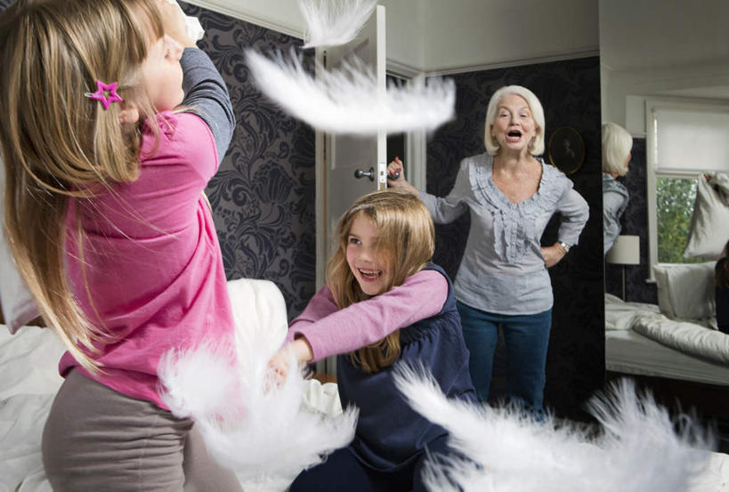 西方人,儿童,老年人,三个人,家庭,祖母,站,坐,笑,微笑,露齿笑,横图,室内,白天,正面,纯洁,壁纸,床,靠垫,门,卧室,羽毛,欧洲,欧洲人,握,服装,轻盈,柔软,装饰,头饰,墙,双人床,床单,靠枕,拿,拿着,注视,休闲装,被子,手叉腰,墙壁,墙面,小孩,衣服,黑色,发夹,发饰,夹子,饰品,垫子,门框,枕头,叉腰,观察,看,站着,休闲,温暖,温馨,一家人,休闲服,可爱,童年,童趣,握着,服饰,奶奶,观看,祖孙,华丽,修饰,点缀,和睦,察看,被单,关注,下降,降落,童真,烂漫,无邪,配饰,外婆,外孙女,外祖母,轻柔,衬托,美观,雅致,雅观,降低,下跌,下落,天真,老年女性,女孩,女人,女性,白种人,孩子,孙女,墙纸,站立,坐着,半身,彩图,睡房,卧房,融洽,女生