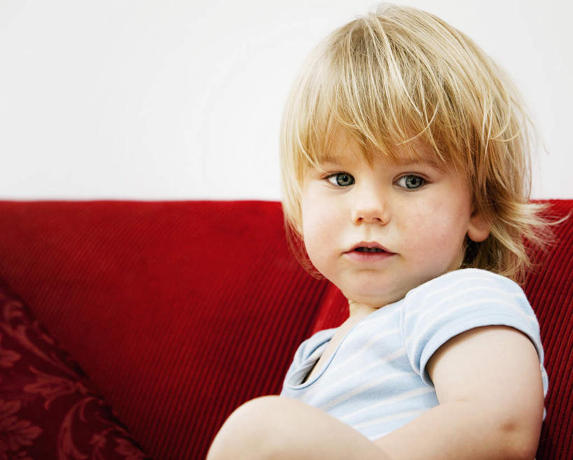 西方人,儿童,一个人,客厅,坐,横图,室内,白天,侧面,纯洁,靠垫,沙发,欧洲,欧洲人,仅一个男性,仅一个人,服装,墙,靠枕,扭头,注视,休闲装,墙壁,墙面,小孩,衣服,红色,白色,垫子,枕头,观察,看,转头,仅一个小孩,休闲,休闲服,可爱,童年,童趣,服饰,观看,察看,起居室,关注,布艺沙发,童真,烂漫,无邪,客堂,天真,男孩,男人,男性,白种人,孩子,坐着,半身,彩图,男生