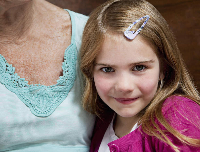 西方人,儿童,老年人,脸,头,脸颊,两个人,家庭,祖母,笑,微笑,横图,室内,特写,白天,正面,纯洁,欧洲,欧洲人,服装,朦胧,模糊,装饰,头饰,墙,棕色,注视,休闲装,肩膀,墙壁,墙面,小孩,衣服,发夹,发饰,夹子,饰品,观察,看,休闲,温暖,温馨,一家人,休闲服,可爱,童年,童趣,服饰,奶奶,观看,祖孙,华丽,修饰,点缀,和睦,察看,关注,童真,烂漫,无邪,配饰,外婆,外孙女,外祖母,衬托,美观,雅致,雅观,天真,老年女性,女孩,女人,女性,白种人,孩子,头部,脸部,脸蛋,面部,孙女,半身,彩图,融洽,女生