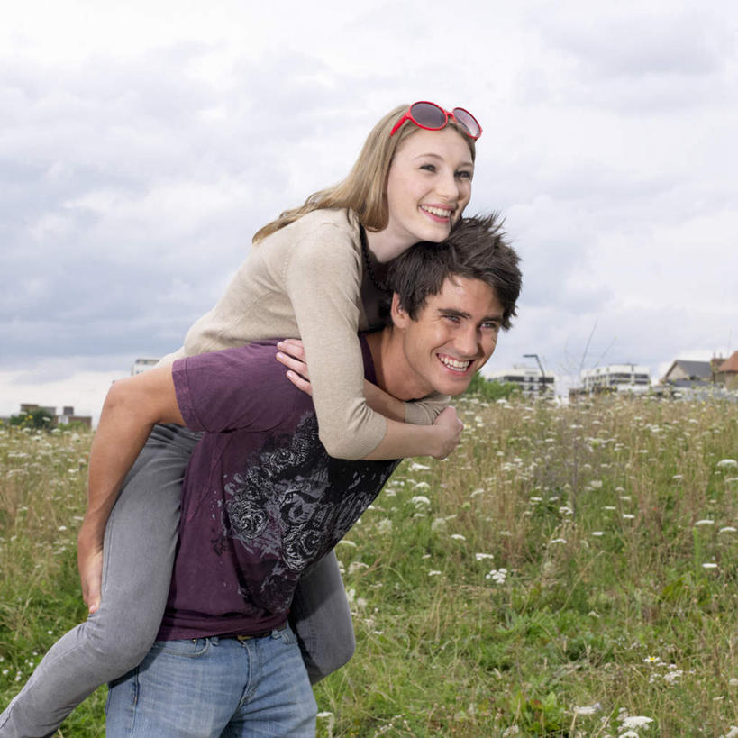 西方人,背,两个人,站,抱,笑,微笑,露齿笑,方图,室外,白天,侧面,爱情,草地,草坪,植物,欧洲,欧洲人,弯腰,阴影,服装,盛开,光线,墨镜,眼镜,影子,云,云朵,浪漫,花蕾,云彩,注视,休闲装,草,花,花瓣,花朵,鲜花,衣服,蓝色,绿色,白云,蓝天,天空,阳光,太阳镜,太阳眼镜,天,花苞,花蕊,背着,观察,看,站着,休闲,温暖,温馨,休闲服,遮阳镜,恩爱,恋人,服饰,晴朗,抱着,观看,和睦,察看,搂着,关注,弯身,背负,男人,男性,年轻男性,年轻女性,女人,女性,白种人,情侣,晴空,搂,搂抱,站立,半身,彩图,伴侣,融洽