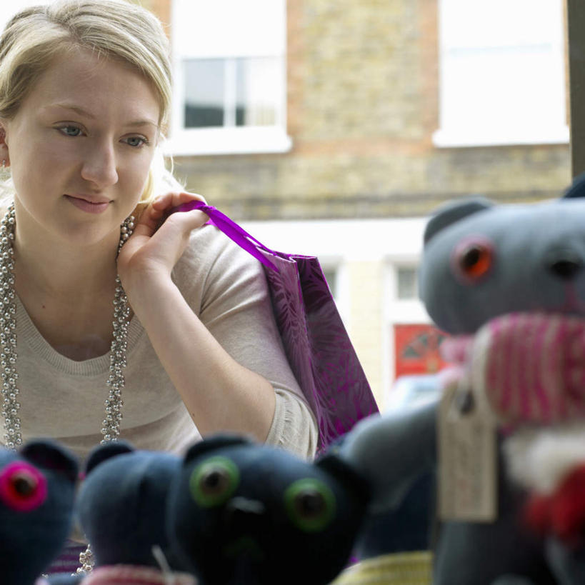 西方人,一个人,商店,站,笑,微笑,方图,室内,白天,正面,购物,游戏,消费,窗户,落地窗,橱窗,袋子,玩具,欧洲,欧洲人,仅一个年轻女性,仅一个女性,仅一个人,弯腰,服装,包装袋,手提袋,购物袋,玩,拎,注视,休闲装,娱乐,商铺,玻璃窗,衣服,观察,看,站着,休闲,休闲服,益智,金融,服饰,观看,活动,察看,发泄,购买,关注,消遣,智力,贸易,玻璃橱窗,宣泄,弯身,市肆,商号,年轻女性,女人,女性,白种人,玩耍,嬉戏,站立,半身,彩图,店铺,拎着