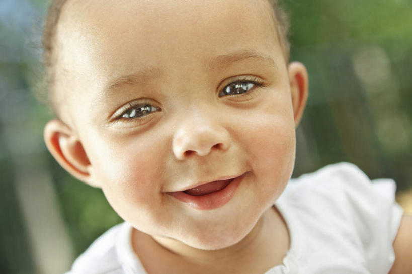 西方人,婴儿,儿童,脸,头,眼睛,脸颊,眉毛,睫毛,一个人,站,笑,微笑,露齿笑,横图,室外,特写,白天,正面,婴儿服装,纯洁,树林,植物,欧洲,非洲,黑人,欧洲人,瞳孔,仅一个人,阴影,服装,朦胧,模糊,光线,影子,注视,肩膀,树,树木,小孩,衣服,绿色,灰色,阳光,自然,观察,看,站着,可爱,眼部,服饰,活泼,生长,成长,观看,察看,衣着,穿着,关注,宝宝,纯真,烂漫,无邪,衣饰,伶俐,天真,非洲人,孩子,头部,睫,脸部,脸蛋,眉,面部,眼,眼睫毛,眼眉,站立,半身,彩图,婴儿服,眼眉毛