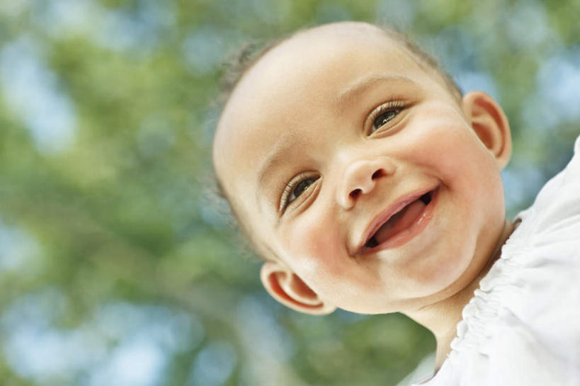 西方人,婴儿,儿童,脸,头,眼睛,脸颊,眉毛,睫毛,一个人,站,笑,微笑,露齿笑,横图,室外,特写,白天,仰视,婴儿服装,纯洁,树林,植物,欧洲,非洲,黑人,欧洲人,瞳孔,仅一个人,阴影,服装,朦胧,模糊,光线,影子,注视,肩膀,树,树木,小孩,衣服,绿色,灰色,阳光,自然,观察,看,站着,可爱,眼部,服饰,活泼,生长,成长,观看,察看,衣着,穿着,关注,宝宝,纯真,烂漫,无邪,衣饰,伶俐,天真,非洲人,孩子,头部,睫,脸部,脸蛋,眉,面部,眼,眼睫毛,眼眉,站立,半身,彩图,低角度拍摄,婴儿服,眼眉毛