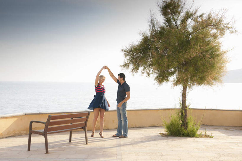 西方人,两个人,举,握手,横图,室外,白天,正面,裙子,爱情,跳舞,海浪,海洋,植物,椅子,欧洲,欧洲人,阴影,连衣裙,服装,光线,影子,木椅,浪花,水平线,云,云朵,辽阔,海平线,浪漫,云彩,注视,休闲装,树,树木,衣服,蓝色,绿色,白云,蓝天,天空,阳光,自然,海水,天,观察,看,托,休闲,广阔,温暖,温馨,休闲服,恩爱,恋人,服饰,生长,晴朗,成长,观看,一望无际,和睦,察看,关注,舞姿,海景,无边无际,一马平川,男人,男性,年轻男性,年轻女性,女人,女性,白种人,情侣,大海,风浪,海,海水的波动,近岸浪,涌浪,晴空,搀手,举起,举手,举着,拉手,手拉手,手握手,向上举,向上伸,向上托,彩图,全身,舞蹈,伴侣,融洽,水天相接,水天一线