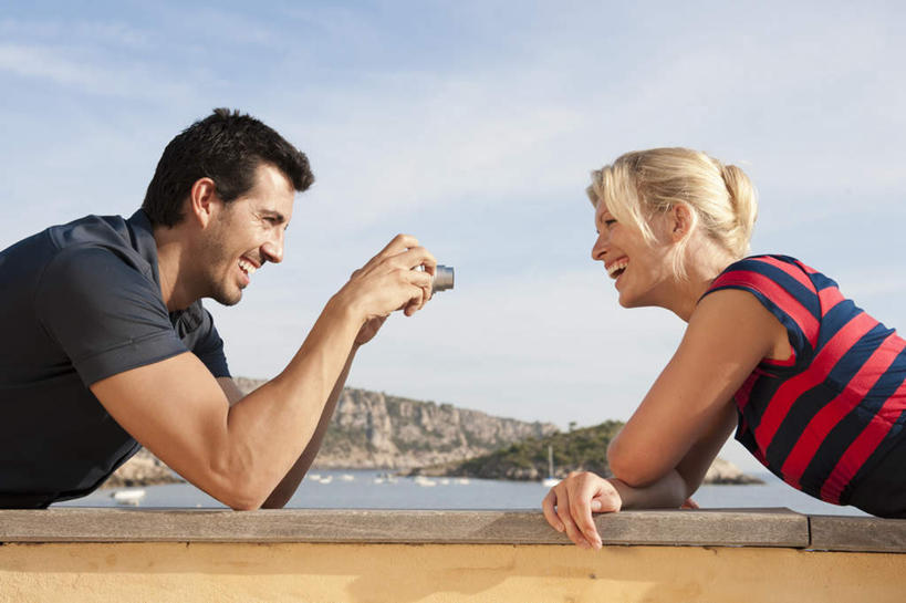 西方人,中年人,两个人,家庭,夫妻,躺,笑,微笑,露齿笑,横图,室外,白天,侧面,爱情,海浪,海洋,山,山脉,相机,欧洲,欧洲人,握,阴影,服装,光线,影子,浪花,山峰,云,云朵,山峦,浪漫,拿,云彩,拿着,注视,休闲装,拍照,衣服,蓝色,白云,蓝天,天空,阳光,海水,数码相机,群山,天,观察,看,趴着,休闲,温暖,温馨,一家人,休闲服,恩爱,握着,恋人,摄影,服饰,晴朗,观看,和睦,察看,关注,海景,卧着,男人,男性,女人,女性,中年男性,中年女性,白种人,夫妇,情侣,照相机,大海,风浪,海,海水的波动,近岸浪,涌浪,晴空,趴,躺着,卧,半身,彩图,照相,伴侣,融洽