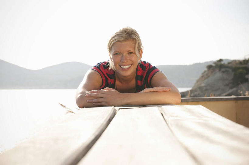 西方人,一个人,栏杆,躺,笑,微笑,露齿笑,横图,室外,白天,正面,草地,草坪,海浪,海洋,山,山脉,植物,欧洲,欧洲人,仅一个年轻女性,仅一个女性,仅一个人,阴影,服装,光线,影子,浪花,山峰,围栏,山峦,注视,休闲装,护栏,草,衣服,蓝色,绿色,蓝天,天空,阳光,海水,群山,天,观察,看,趴着,休闲,休闲服,服饰,晴朗,观看,察看,关注,海景,万里无云,卧着,年轻女性,女人,女性,白种人,大海,风浪,海,海水的波动,近岸浪,涌浪,晴空,晴空万里,趴,躺着,卧,彩图,全身