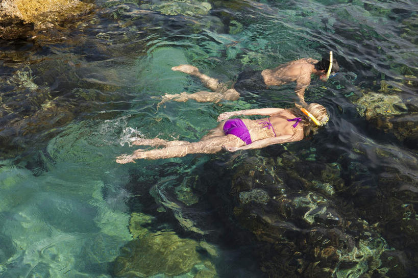 游泳,西方人,两个人,握手,横图,俯视,室外,白天,泳装,比基尼,爱情,锻炼,运动,海浪,海洋,水,欧洲,欧洲人,飞溅,泳裤,朦胧,模糊,溅,潜水镜,珊瑚,液体,泳镜,浪花,水滴,浪漫,珊瑚礁,裸露,水珠,海水,温暖,温馨,蛙鞋,恩爱,恋人,潜水,脚蹼,呼吸管,和睦,喷洒,裸,潜水装备,海景,海底礁,面镜,浮潜,潜水运动,泅水,拍浮,体育,男人,男性,年轻男性,年轻女性,女人,女性,白种人,情侣,大海,风浪,海,海水的波动,礁,近岸浪,岩石,涌浪,搀手,拉手,手拉手,手握手,彩图,高角度拍摄,全身,三点式,泳衣,健身,伴侣,融洽