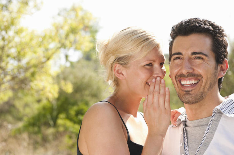 西方人,两个人,家庭,夫妻,站,抱,笑,微笑,露齿笑,横图,室外,白天,正面,T恤衫,爱情,植物,吊带,欧洲,欧洲人,阴影,服装,朦胧,模糊,光线,影子,浪漫,T恤,注视,吊带衫,休闲装,树,树木,衣服,绿色,白色,黑色,天空,阳光,自然,天,观察,看,站着,休闲,温暖,温馨,悄悄话,一家人,休闲服,恩爱,恋人,服饰,生长,成长,抱着,观看,和睦,察看,搂着,关注,耳语,男人,男性,年轻女性,女人,女性,中年男性,白种人,年轻人,夫妇,情侣,搂,搂抱,站立,半身,彩图,伴侣,融洽