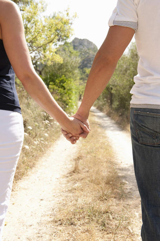 西方人,两个人,家庭,夫妻,走,握手,竖图,室外,白天,T恤衫,爱情,山,植物,吊带,欧洲,欧洲人,阴影,服装,光线,影子,山峰,山峦,浪漫,T恤,吊带衫,休闲装,树,树木,背面,衣服,绿色,白色,黑色,天空,阳光,自然,天,休闲,温暖,温馨,一家人,休闲服,恩爱,恋人,服饰,生长,成长,和睦,男人,男性,年轻女性,女人,女性,中年男性,白种人,年轻人,夫妇,情侣,步行,搀手,拉手,散步,手搀手,手拉手,手牵手,手握手,走路,半身,彩图,伴侣,融洽