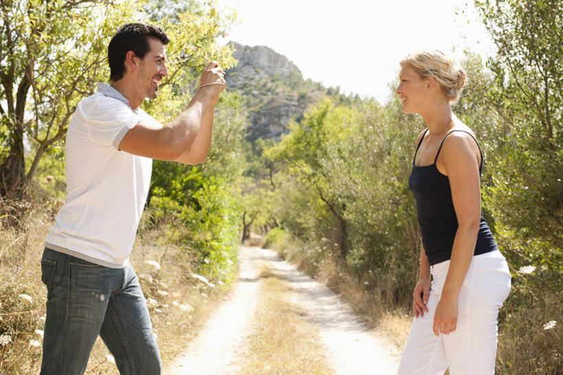 西方人,两个人,家庭,夫妻,站,笑,微笑,露齿笑,横图,室外,白天,侧面,T恤衫,爱情,山,植物,相机,吊带,欧洲,欧洲人,阴影,服装,光线,影子,山峰,山峦,浪漫,T恤,注视,吊带衫,休闲装,相视,树,树木,拍照,衣服,绿色,白色,黑色,天空,阳光,自然,数码相机,天,观察,看,站着,休闲,温暖,温馨,一家人,面对面,休闲服,恩爱,恋人,摄影,服饰,生长,成长,观看,对视,和睦,察看,互视,关注,相对,相看,男人,男性,年轻女性,女人,女性,中年男性,白种人,年轻人,夫妇,情侣,照相机,站立,半身,彩图,照相,伴侣,融洽