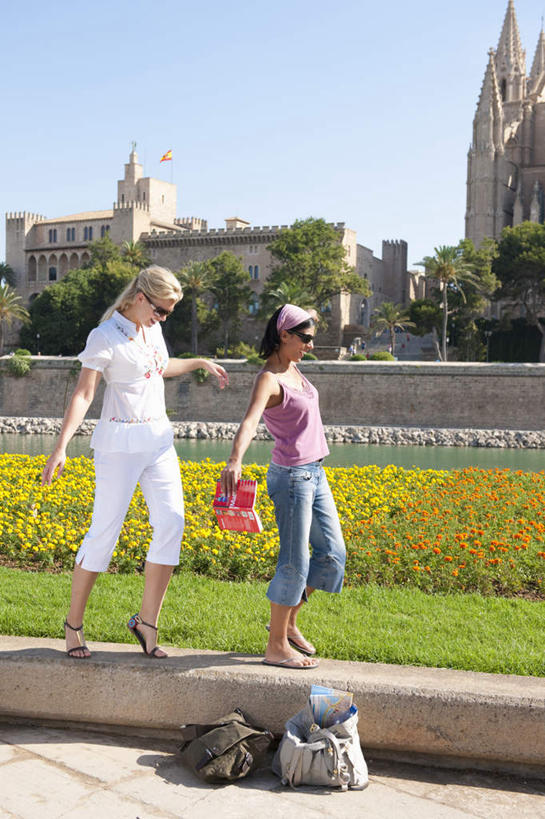 西方人,两个人,伙伴,朋友,走,伸展双臂,竖图,室外,白天,侧面,旅游,度假,友谊,花海,花圃,植物,道路,地图,叶子,吊带,西班牙,欧洲,欧洲人,阴影,服装,裤子,盛开,光线,信息,墨镜,眼镜,影子,地面,交通,花蕾,注视,吊带衫,牛仔裤,休闲装,方向,娱乐,花,花瓣,花朵,花卉,鲜花,衣服,蓝色,绿色,蓝天,天空,阳光,太阳镜,太阳眼镜,花丛,花束,花田,天,花苞,花蕊,观察,看,享受,休闲,休闲服,遮阳镜,放松,服饰,晴朗,观看,引导,指引,察看,关注,南欧,万里无云,帕尔马,马略卡岛,西班牙王国,帕尔马大教堂,友情,年轻女性,女人,女性,中年女性,白种人,晴空,晴空万里,步行,敞开双臂,散步,伸开双臂,展开双肩,张开手臂,张开双臂,走路,彩图,全身,导航