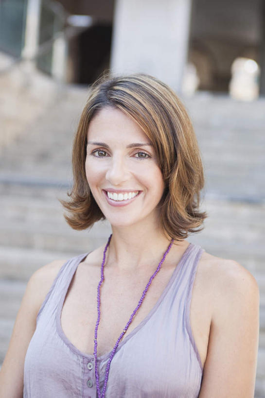 西方人,一个人,站,笑,微笑,露齿笑,竖图,室外,白天,正面,楼梯,项链,吊带,欧洲,欧洲人,仅一个女性,仅一个人,服装,朦胧,模糊,阶梯,墙,拱门,棕色,注视,吊带衫,墙壁,墙面,台阶,装饰品,衣服,紫色,饰品,首饰,观察,看,站着,仅一个中年女性,服饰,观看,察看,衣着,穿着,关注,衣饰,女人,女性,中年女性,白种人,卷发,站立,半身,彩图