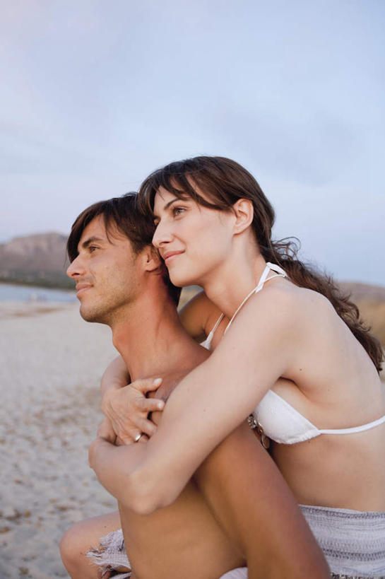 西方人,背,两个人,夫妻,站,抱,笑,微笑,竖图,室外,白天,侧面,泳装,比基尼,爱情,海浪,海洋,沙滩,欧洲,欧洲人,阴影,泳裤,光线,沙子,影子,海岸,浪花,云,云朵,沙地,浪漫,云彩,注视,蓝色,白云,蓝天,天空,阳光,海水,天,背着,观察,看,站着,恩爱,恋人,晴朗,抱着,观看,察看,搂着,关注,海景,背负,男人,男性,年轻男性,年轻女性,女人,女性,白种人,夫妇,情侣,大海,风浪,海,海水的波动,海滩,近岸浪,涌浪,晴空,搂,站立,半身,彩图,三点式,泳衣,伴侣