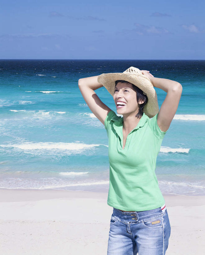 西方人,一个人,站,笑,微笑,露齿笑,竖图,室外,白天,正面,T恤衫,海浪,海洋,沙滩,帽子,欧洲,欧洲人,仅一个女性,仅一个人,阴影,服装,裤子,光线,沙子,影子,海岸,浪花,水平线,云,云朵,辽阔,海平线,沙地,T恤,云彩,注视,牛仔裤,休闲装,衣服,蓝色,绿色,白云,蓝天,天空,阳光,海水,遮阳帽,天,观察,看,站着,仅一个中年女性,休闲,广阔,休闲服,服饰,晴朗,观看,一望无际,察看,双手抱头,关注,海景,无边无际,一马平川,女人,女性,中年女性,白种人,大海,风浪,海,海水的波动,海滩,近岸浪,涌浪,晴空,站立,半身,彩图,水天相接,水天一线