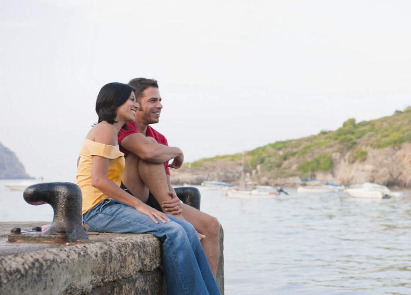 西方人,中年人,两个人,家庭,夫妻,码头,坐,抱,笑,微笑,露齿笑,横图,室外,白天,侧面,T恤衫,爱情,海浪,海洋,山,港口,欧洲,欧洲人,阴影,服装,光线,影子,柱子,浪花,山峰,山峦,浪漫,T恤,注视,休闲装,光脚,衣服,黄色,红色,天空,阳光,海水,天,观察,看,休闲,温暖,温馨,一家人,赤脚,休闲服,恩爱,恋人,服饰,抱着,观看,和睦,察看,搂着,关注,缆绳,海景,系船柱,缆绳桩,缆绳柱,系缆桩,男人,男性,女人,女性,中年男性,中年女性,白种人,夫妇,情侣,大海,风浪,海,海水的波动,近岸浪,涌浪,搂,搂抱,坐着,半身,彩图,摆渡口,埠头,渡口,渡头,港湾,海港,货运码头,口岸,商港,伴侣,融洽