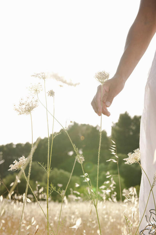 西方人,一个人,站,摸,竖图,室外,白天,仰视,裙子,植物,欧洲,欧洲人,仅一个女性,仅一个人,抚摸,阴影,连衣裙,枯萎,光线,影子,枯草,草,树,树木,黄色,绿色,白色,阳光,自然,站着,仅一个中年女性,生长,成长,吊带裙,女人,女性,中年女性,白种人,触摸,接触,站立,半身,彩图,低角度拍摄