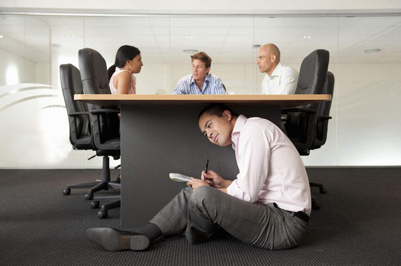 东方人,西方人,四个人,伙伴,朋友,商务人士,商务男性,商务女性,坐,笑,说,微笑,横图,室内,白天,正面,衬衫,讨论,友谊,合作,团队,天花板,桌面,桌子,椅子,欧洲,欧洲人,亚洲,握,写字,套装,开会,会议,笔,办公桌,墙,办公用品,记事本,地面,拿,拿着,注视,黄种人,墙壁,墙面,文具,黑色,本子,笔记本,会议椅,学习用品,观察,记录,看,战略,握着,观看,办公椅,文具用品,察看,书写,关注,商务装,工薪阶层,记载,联合,合谋,商务椅,培训椅,记实,纪录,交流,配合,协作,男人,男性,女人,女性,中年男性,中年女性,白种人,亚洲人,印度人,白领,上班族,沟通,讲话,交谈,商讨,说话,谈话,坐着,彩图,全身,衬衣