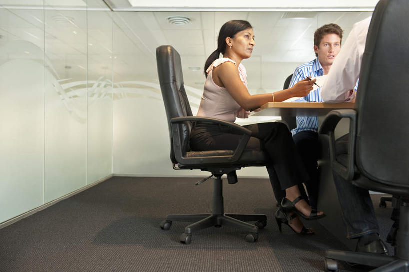 东方人,西方人,三个人,伙伴,朋友,商务人士,商务男性,商务女性,办公室,坐,说,横图,室内,白天,正面,衬衫,讨论,友谊,合作,团队,家具,天花板,桌子,椅子,欧洲,欧洲人,亚洲,套装,开会,会议,办公桌,墙,地面,注视,黄种人,墙壁,墙面,会议椅,观察,看,战略,观看,办公椅,察看,关注,商务装,工薪阶层,办公家具,联合,合谋,商务椅,培训椅,交流,配合,协作,男人,男性,女人,女性,中年男性,中年女性,白种人,亚洲人,印度人,白领,上班族,沟通,讲话,交谈,商讨,说话,谈话,坐着,半身,彩图,衬衣