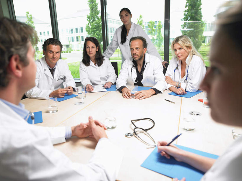 西方人,背部,伙伴,朋友,医生,办公室,站,坐,笑,说,微笑,横图,室内,白天,正面,讨论,友谊,合作,团队,植物,窗户,家具,桌子,椅子,欧洲,欧洲人,握,写字,开会,朦胧,模糊,会议,笔,材料,档案,文件,纸,办公桌,办公用品,许多人,拿,拿着,注视,玻璃窗,文具,树,树木,绿色,自然,会议椅,手稿,听诊器,学习用品,资料,观察,看,站着,一群人,医护人员,医疗人员,战略,握着,生长,成长,观看,办公椅,文具用品,证明,察看,医疗设备,书写,白大褂,关注,文档,医疗器械,医疗工具,办公家具,联合,合谋,商务椅,培训椅,检测工具,交流,配合,协作,男人,男性,年轻女性,女人,女性,中年男性,中年女性,白种人,大夫,沟通,讲话,交谈,商讨,说话,谈话,站立,坐着,半身,彩图