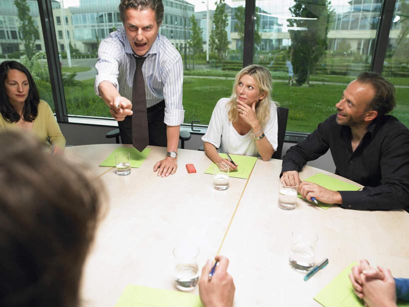 西方人,伙伴,朋友,商务人士,商务男性,商务女性,办公室,站,坐,笑,说,微笑,横图,俯视,室内,白天,衬衫,讨论,友谊,合作,团队,水,植物,窗户,家具,桌子,杯子,椅子,欧洲,欧洲人,套装,开会,生气,会议,笔,材料,档案,文件,液体,纸,办公桌,办公用品,许多人,注视,饮用水,玻璃窗,玻璃制品,文具,树,树木,绿色,自然,会议椅,手稿,水杯,学习用品,资料,矿泉水,观察,看,站着,一群人,战略,愤怒,生长,成长,观看,恼怒,办公椅,文具用品,证明,察看,愤慨,怒气,气愤,发怒,关注,怒火,文档,商务装,情绪,脾气,工薪阶层,蒸馏水,忿怒,怨恨,办公家具,强烈,联合,合谋,商务椅,培训椅,气忿,愤恨,肝火,激动,交流,配合,协作,男人,男性,年轻女性,女人,女性,中年男性,中年女性,白种人,白领,上班族,玻璃杯,沟通,讲话,交谈,商讨,说话,谈话,站立,坐着,半身,彩图,高角度拍摄,衬衣