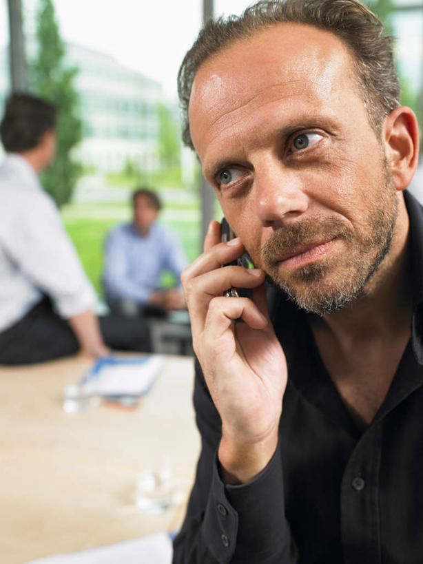 西方人,三个人,伙伴,朋友,商务人士,商务男性,办公室,站,坐,打电话,竖图,室内,白天,正面,衬衫,友谊,合作,团队,水,植物,窗户,家具,桌子,杯子,电话,手机,椅子,欧洲,欧洲人,握,套装,朦胧,模糊,材料,档案,文件,液体,纸,办公桌,拿,拿着,注视,通讯设备,饮用水,玻璃窗,玻璃制品,树,树木,绿色,自然,会议椅,手稿,水杯,资料,矿泉水,观察,看,站着,战略,握着,生长,成长,观看,办公椅,证明,察看,关注,文档,商务装,工薪阶层,蒸馏水,办公家具,联合,合谋,商务椅,培训椅,交流,配合,协作,男人,男性,中年男性,白种人,白领,上班族,玻璃杯,沟通,通话,站立,坐着,半身,彩图,衬衣