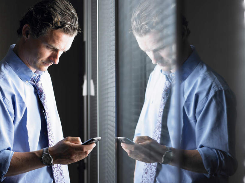 西方人,一个人,商务人士,商务男性,站,打电话,横图,室内,白天,侧面,衬衫,窗户,电话,手机,欧洲,欧洲人,仅一个男性,仅一个人,仅一个中年男性,握,阴影,套装,反射,光线,影子,百叶窗,灯光,领带,拿,拿着,注视,通讯设备,观察,看,站着,握着,观看,察看,象征,庄重,关注,商务装,身份,工薪阶层,正式,地位,交流,男人,男性,中年男性,白种人,白领,上班族,沟通,通话,站立,半身,彩图,衬衣