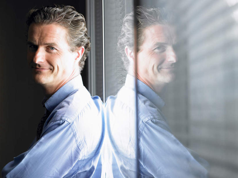 西方人,一个人,商务人士,商务男性,站,笑,微笑,横图,室内,白天,侧面,衬衫,窗户,欧洲,欧洲人,仅一个男性,仅一个人,仅一个中年男性,阴影,套装,反射,光线,影子,百叶窗,灯光,注视,观察,看,靠,靠着,站着,观看,察看,关注,商务装,工薪阶层,男人,男性,中年男性,白种人,白领,上班族,站立,半身,彩图,衬衣