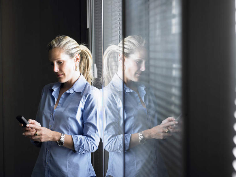 西方人,头发,一个人,商务人士,商务女性,站,打电话,横图,室内,白天,正面,窗户,电话,手机,欧洲,欧洲人,仅一个女性,仅一个人,握,阴影,套装,时间,反射,光线,时钟,手表,影子,百叶窗,灯光,拿,计时,拿着,注视,通讯设备,钟表,观察,看,靠,靠着,站着,仅一个中年女性,金色,表,握着,观看,腕表,察看,关注,商务装,工薪阶层,交流,女人,女性,中年女性,白种人,白领,上班族,钟,沟通,通话,站立,半身,彩图