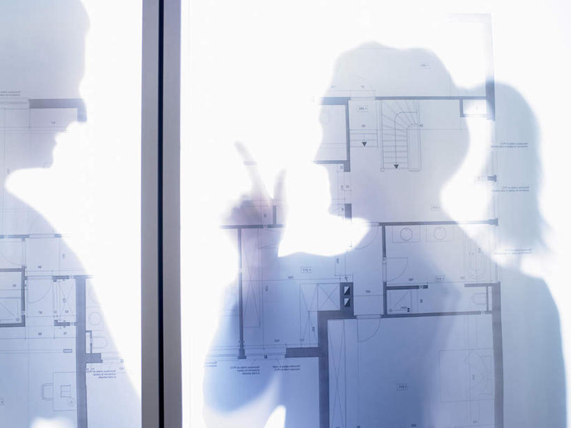 西方人,两个人,伙伴,朋友,商务人士,商务男性,商务女性,办公室,站,笑,微笑,露齿笑,横图,室内,白天,正面,衬衫,友谊,合作,团队,窗户,欧洲,欧洲人,阴影,套装,光线,测量,图纸,影子,灯光,设计图,注视,玻璃窗,观察,看,手势,站着,战略,观看,察看,关注,商务装,工程图,草图,蓝图,工薪阶层,联合,合谋,丈量,配合,协作,男人,男性,女人,女性,中年男性,中年女性,白种人,白领,上班族,设计,站立,半身,彩图,衬衣