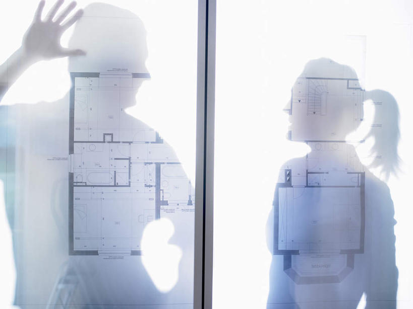 西方人,两个人,伙伴,朋友,商务人士,商务男性,商务女性,办公室,站,摸,横图,室内,白天,正面,衬衫,友谊,合作,团队,窗户,欧洲,欧洲人,抚摸,阴影,套装,光线,图纸,影子,灯光,设计图,注视,手叉腰,玻璃窗,叉腰,观察,看,站着,战略,观看,察看,张开五指,关注,商务装,工程图,草图,蓝图,工薪阶层,联合,合谋,配合,协作,男人,男性,女人,女性,中年男性,中年女性,白种人,白领,上班族,设计,触摸,接触,站立,半身,彩图,衬衣,五指张开