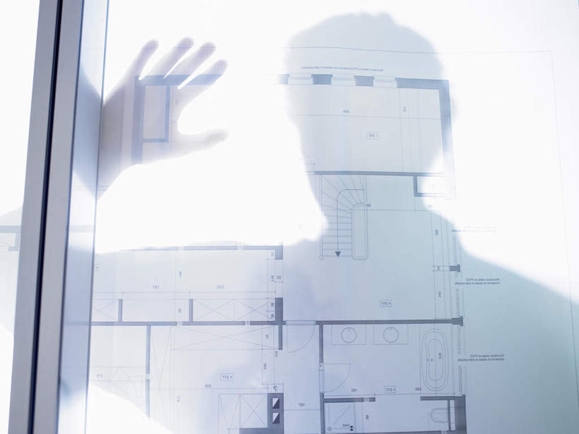 西方人,一个人,商务人士,商务男性,办公室,摸,横图,室内,白天,正面,衬衫,窗户,欧洲,欧洲人,仅一个男性,仅一个人,仅一个中年男性,抚摸,阴影,套装,光线,图纸,影子,灯光,设计图,注视,玻璃窗,观察,看,观看,察看,张开五指,关注,商务装,工程图,草图,蓝图,工薪阶层,男人,男性,中年男性,白种人,白领,上班族,设计,触摸,接触,半身,彩图,衬衣,五指张开