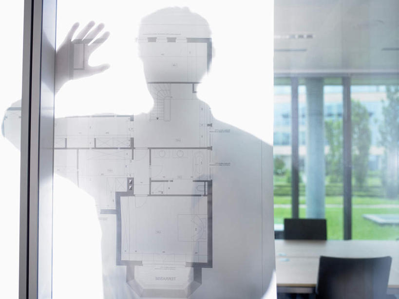 西方人,一个人,商务人士,商务男性,办公室,会议室,摸,横图,室内,白天,正面,衬衫,草地,草坪,植物,窗户,桌面,桌子,椅子,欧洲,欧洲人,仅一个男性,仅一个人,仅一个中年男性,抚摸,阴影,套装,光线,图纸,影子,办公桌,墙,灯光,设计图,注视,玻璃窗,墙壁,墙面,草,树,树木,绿色,自然,会议椅,观察,看,生长,成长,观看,办公椅,察看,张开五指,关注,商务装,工程图,草图,蓝图,工薪阶层,商务椅,培训椅,男人,男性,中年男性,白种人,白领,上班族,设计,触摸,接触,半身,彩图,衬衣,五指张开