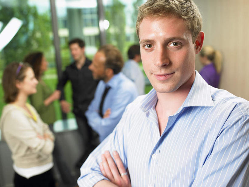 西方人,伙伴,朋友,商务人士,商务男性,办公室,站,笑,说,双手交叉,微笑,横图,室内,白天,正面,衬衫,讨论,友谊,合作,团队,植物,窗户,欧洲,欧洲人,套装,朦胧,模糊,墙,许多人,注视,玻璃窗,墙壁,墙面,树,树木,绿色,自然,观察,看,站着,一群人,战略,生长,成长,观看,察看,双手抱胸,关注,商务装,工薪阶层,联合,合谋,交流,配合,协作,男人,男性,年轻女性,女人,女性,中年男性,中年女性,白种人,白领,上班族,沟通,讲话,交谈,商讨,说话,谈话,站立,半身,彩图,衬衣