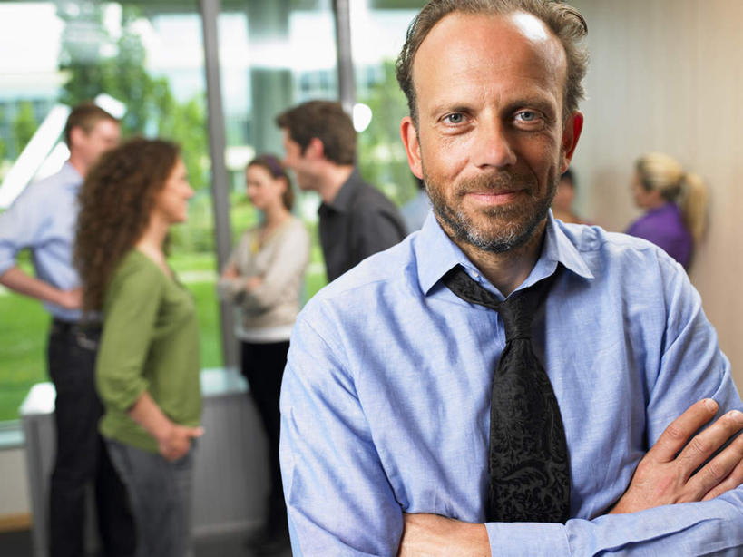 西方人,胡须,伙伴,朋友,商务人士,商务男性,办公室,站,笑,说,双手交叉,微笑,横图,室内,白天,正面,衬衫,讨论,友谊,合作,团队,植物,窗户,欧洲,欧洲人,套装,朦胧,模糊,墙,领带,许多人,注视,手叉腰,玻璃窗,墙壁,墙面,树,树木,绿色,自然,叉腰,观察,看,站着,一群人,战略,生长,成长,观看,察看,双手抱胸,双手叉腰,象征,庄重,关注,商务装,身份,工薪阶层,联合,合谋,正式,地位,交流,配合,协作,男人,男性,年轻女性,女人,女性,中年男性,中年女性,白种人,胡子,络腮胡,白领,上班族,沟通,讲话,交谈,商讨,说话,谈话,站立,半身,彩图,衬衣