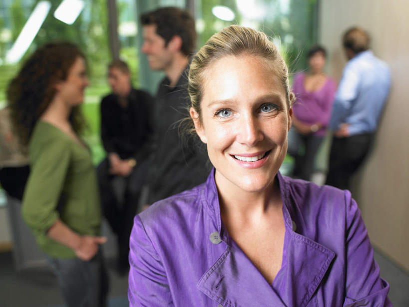 西方人,伙伴,朋友,商务人士,商务女性,办公室,站,坐,笑,说,微笑,露齿笑,横图,室内,白天,正面,讨论,友谊,合作,团队,植物,窗户,欧洲,欧洲人,套装,朦胧,模糊,墙,许多人,注视,玻璃窗,墙壁,墙面,树,树木,绿色,自然,观察,看,站着,一群人,战略,生长,成长,观看,察看,双手插袋,关注,商务装,手插袋,工薪阶层,双手抄兜,双手放兜,联合,合谋,交流,配合,协作,男人,男性,年轻女性,女人,女性,中年男性,中年女性,白种人,白领,上班族,插兜,沟通,讲话,交谈,两手抄兜,两手放兜,商讨,手插兜,手放口袋,说话,谈话,站立,坐着,半身,彩图,手抄兜