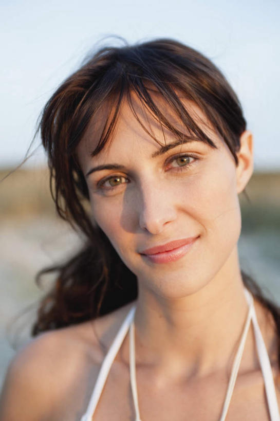 西方人,脸,头,脸颊,一个人,站,笑,微笑,竖图,室外,特写,白天,正面,泳装,比基尼,海浪,海洋,沙滩,欧洲,欧洲人,仅一个年轻女性,仅一个女性,仅一个人,阴影,朦胧,模糊,光线,沙子,影子,海岸,浪花,云,云朵,棕色,沙地,云彩,注视,蓝色,白色,白云,蓝天,天空,阳光,海水,天,观察,看,站着,晴朗,观看,察看,关注,海景,年轻女性,女人,女性,白种人,头部,长发,卷发,脸部,脸蛋,面部,大海,风浪,海,海水的波动,海滩,近岸浪,涌浪,晴空,站立,半身,彩图,三点式,泳衣