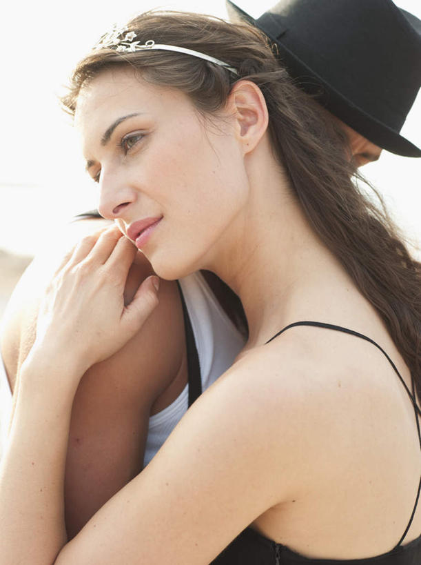 西方人,两个人,夫妻,站,抱,笑,微笑,竖图,室外,白天,侧面,裙子,爱情,帽子,欧洲,欧洲人,阴影,连衣裙,服装,装饰,光线,背心,头饰,影子,棕色,浪漫,注视,礼帽,衣服,白色,黑色,阳光,发箍,发饰,饰品,观察,看,站着,恩爱,恋人,服饰,头箍,抱着,观看,吊带裙,华丽,修饰,点缀,察看,搂着,衣着,穿着,关注,发卡,配饰,衬托,美观,雅致,雅观,衣饰,男人,男性,年轻男性,年轻女性,女人,女性,白种人,长发,夫妇,情侣,搂,搂抱,站立,半身,彩图,伴侣