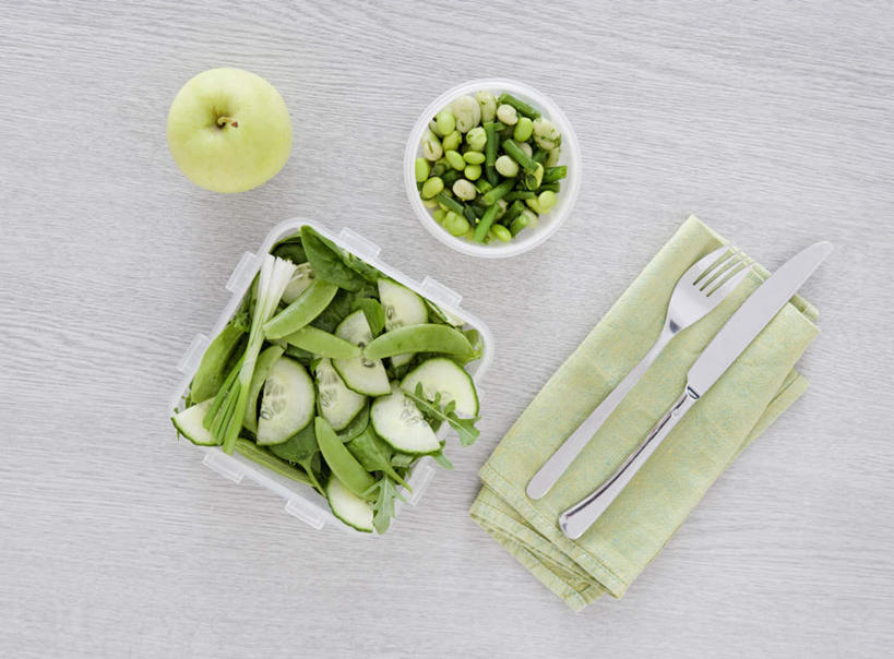 无人,办公室,横图,俯视,室内,特写,白天,植物,桌面,桌子,苹果,蔬菜,餐具,水果,切碎,新鲜,叉子,刀叉,刀子,陶瓷,办公桌,豆类,豆子,豌豆,生食,蔬菜沙拉,沙拉,食品,果实,陶瓷制品,色拉,沙律,荷兰豆,食物,绿色,保鲜盒,餐巾,容器,碗,有机食品,绿色食品,色拉酱,储藏,储存,餐刀,千岛酱,雪豆,餐叉,豆科,寒豆,毕豆,麻累,国豆,小寒豆,麦豌豆,保洁方巾,口布,进餐用具,彩图,高角度拍摄,贮存