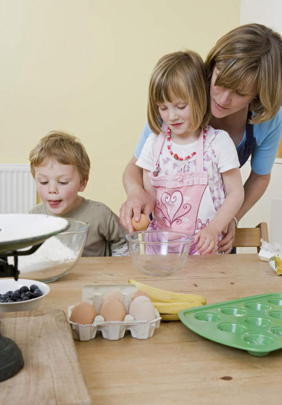 西方人,儿童,中年人,三个人,家庭,母亲,女儿,儿子,站,坐,抱,笑,微笑,竖图,室内,白天,正面,纯洁,实验,仪器,餐桌,厨房,桌子,香蕉,水果,椅子,玻璃,欧洲,欧洲人,握,制作,服装,新鲜,研究,分析,化学,测试,勺子,木椅,墙,蛋,鸡蛋,生食,食品,果实,拿,拿着,注视,休闲装,墙壁,墙面,玻璃制品,食物,小孩,衣服,容器,调羹,汤匙,碗,观察,看,站着,休闲,温暖,温馨,母女,母子,一家人,休闲服,可爱,母爱,平衡,童年,童趣,握着,服饰,有机食品,绿色食品,餐台,模具,抱着,观看,储藏,和睦,察看,衡量,搂着,储存,关注,计量,童真,烂漫,无邪,试验耗材,实验用品,卵,托盘天平,天真,男孩,男人,男性,女孩,女人,女性,中年女性,白种人,孩子,秤,天平称,天平秤,甘蕉,搂,搂抱,站立,坐着,半身,彩图,灶间,融洽,贮存,男生,女生