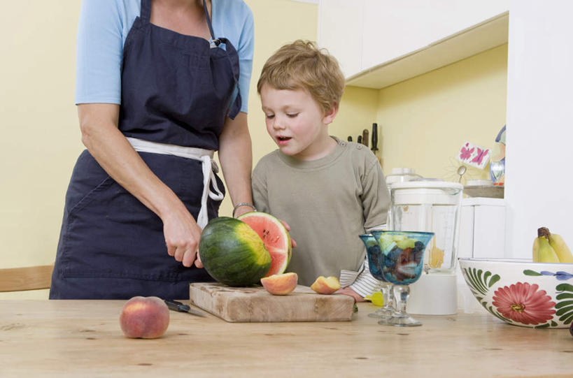 西方人,儿童,中年人,两个人,家庭,母亲,儿子,站,横图,室内,白天,正面,纯洁,餐桌,厨房,桌面,桌子,苹果,浆果,蓝莓,桃子,西瓜,水果,椅子,金属制品,欧洲,欧洲人,握,制作,服装,新鲜,金属,工具,围裙,木椅,墙,生食,食品,果实,案板,刀具,拿,拿着,注视,休闲装,榨汁机,墙壁,墙面,砧板,食物,小孩,衣服,刀,观察,看,切,站着,休闲,温暖,温馨,母子,一家人,休闲服,可爱,母爱,童年,童趣,握着,服饰,有机食品,绿色食品,餐台,观看,和睦,察看,关注,菜刀,童真,烂漫,无邪,肺果,手动榨汁机,切菜刀,天真,男孩,女人,女性,中年女性,白种人,孩子,山都柿,蓝浆果,蓝靛果,寒瓜,站立,半身,彩图,灶间,厨房料理台,融洽,男生,料理台