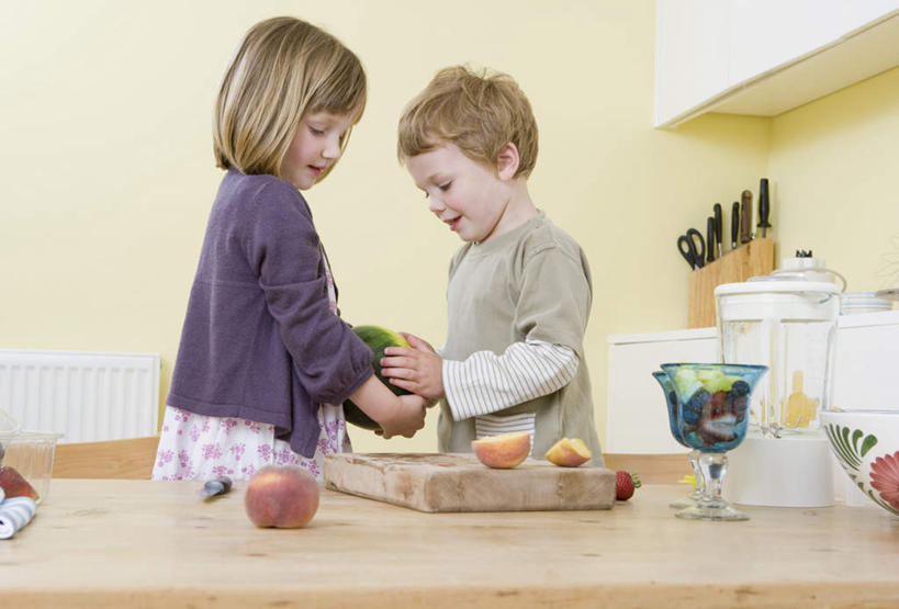 西方人,儿童,两个人,家庭,兄弟,姐妹,站,捧,笑,微笑,横图,室内,白天,侧面,纯洁,餐桌,厨房,桌面,桌子,苹果,浆果,蓝莓,桃子,西瓜,水果,椅子,金属制品,欧洲,欧洲人,服装,新鲜,金属,工具,木椅,墙,生食,食品,果实,案板,刀具,注视,休闲装,榨汁机,相视,墙壁,墙面,砧板,食物,小孩,衣服,刀,观察,看,站着,休闲,温暖,温馨,一家人,面对面,休闲服,可爱,童年,童趣,服饰,有机食品,绿色食品,餐台,观看,对视,和睦,察看,互视,关注,菜刀,相对,童真,烂漫,无邪,肺果,相看,手动榨汁机,切菜刀,天真,男孩,男人,男性,女孩,女人,女性,白种人,山都柿,蓝浆果,蓝靛果,寒瓜,端,端着,捧着,手捧,站立,半身,彩图,灶间,厨房料理台,融洽,男生,女生,料理台